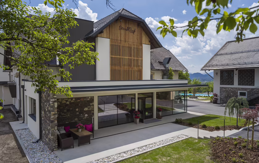 Außenaufnahme Streklhof im Sommer mit Garten und Eingangsbereich