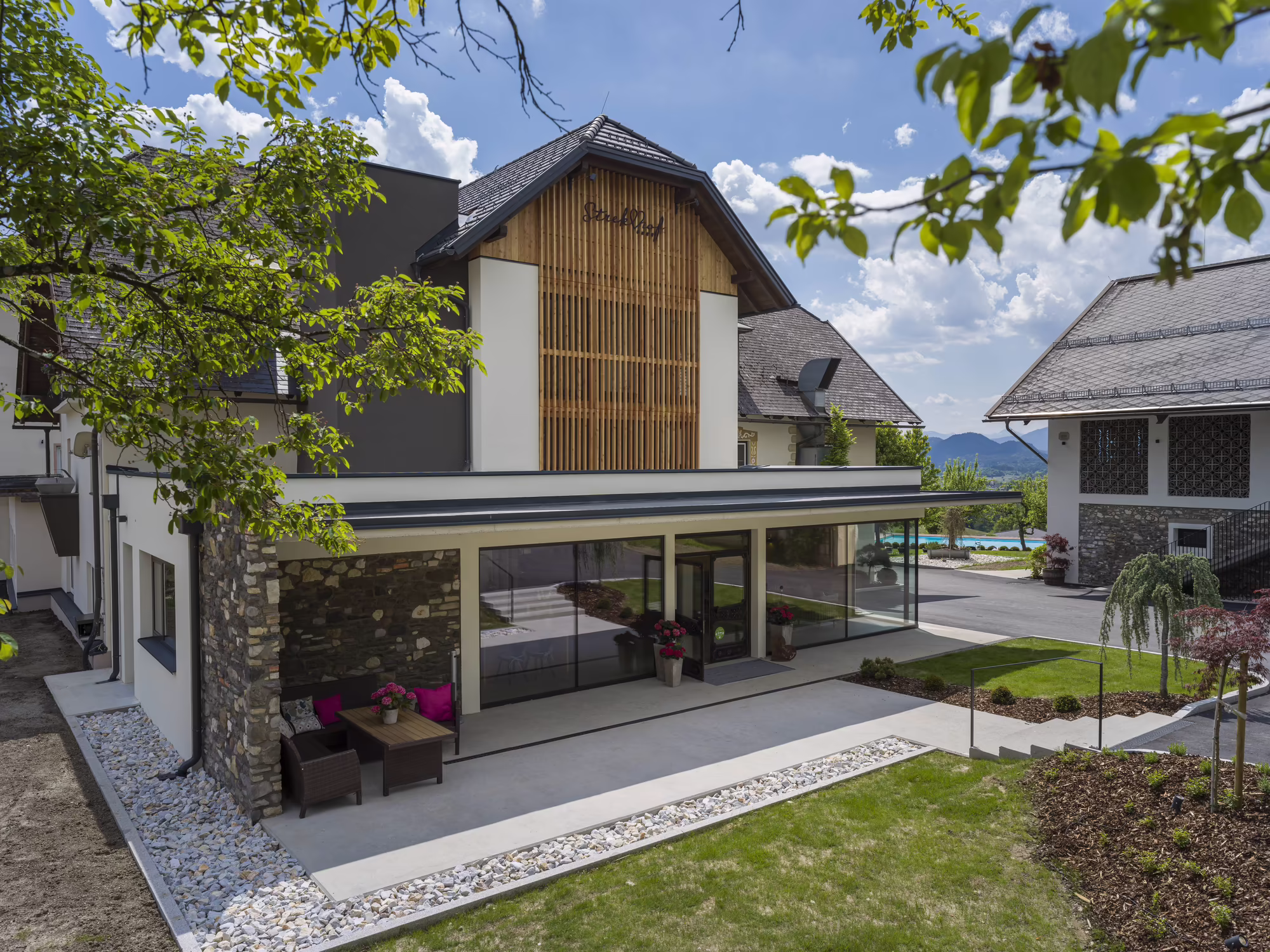 Außenaufnahme Streklhof im Sommer mit Garten und Eingangsbereich