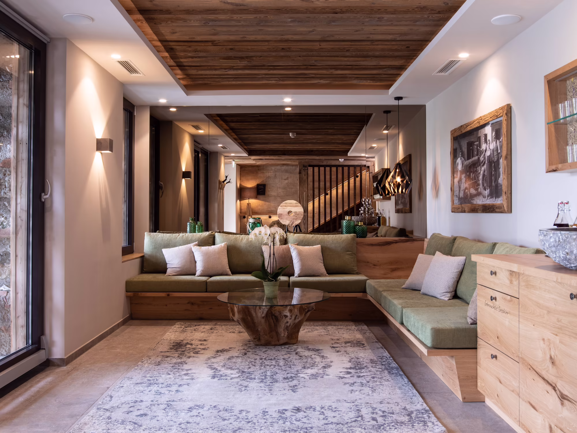 Lounge Wellness mit großer Sitzecke mit moderner Einrichtung