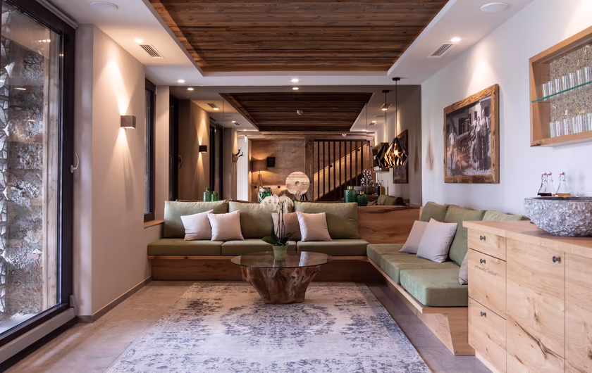Lounge Wellness mit großer Sitzecke mit moderner Einrichtung