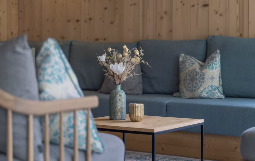 Detailaufnahme grau / blaue Sitzlounge mit Vase inkl. getrockneten Blumen