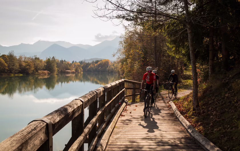 Eine Gruppe fährt mit dem Gravelbike am Wörthersee entlang
