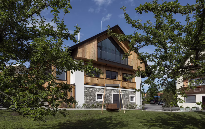 Außenaufnahme Streklhof Garten und neuer Zubau aus Holz