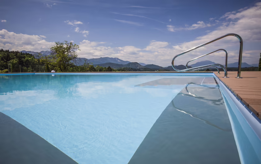 Outdoor Pool mit Panorama Ausblick