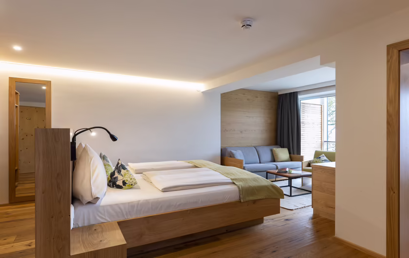 geräumiges barrierefreies Zimmer mit Doppelbett und Sitzecke